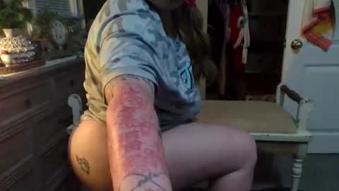 Snapshot of lovetubes101 chatting on December 2025 02:52:01 AM lovetubes101 online show from December 2025 02:52:01 AM