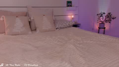    .       online show from January 2025 12:01:01 PM