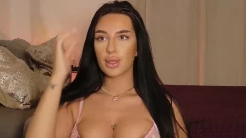 Luana Dess online show from March 2026 11:30:01 PM