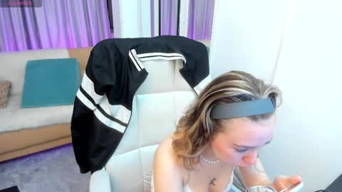 Snapshot of lucia_copper chatting on November 2025 12:16:01 PM lucia_copper online show from November 2025 12:16:01 PM