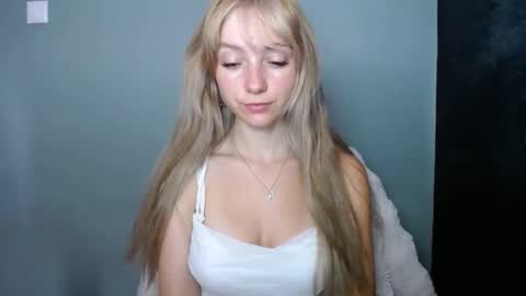 Snapshot of luciacam20 chatting on September 2025 08:03:01 AM Lucy online show from September 2025 08:03:01 AM