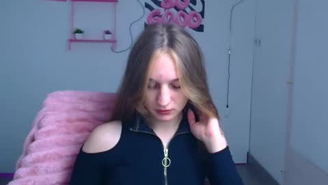 Snapshot of lucieamour_ chatting on November 2025 12:13:01 PM Lucie online show from November 2025 12:13:01 PM