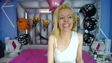 Snapshot of lucy_ny chatting on October 2025 01:58:01 PM SleepyAbuela online show from October 2025 01:58:01 PM