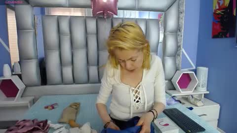 Snapshot of lucy_ny chatting on November 2025 12:50:02 PM SleepyAbuela online show from November 2025 12:50:02 PM