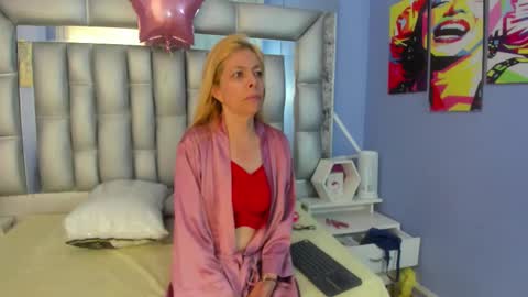 Snapshot of lucy_ny chatting on November 2025 03:22:02 PM SleepyAbuela online show from November 2025 03:22:02 PM