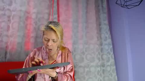 Snapshot of lucy_ny chatting on January 2026 05:15:01 PM SleepyAbuela online show from January 2026 05:15:01 PM