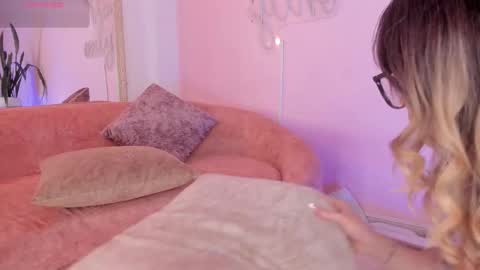 Lucy online show from November 2025 04:48:02 AM