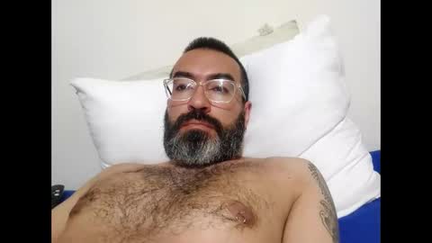 Snapshot of luis2988z chatting on January 2025 04:09:01 AM Hairyman online show from January 2025 04:09:01 AM