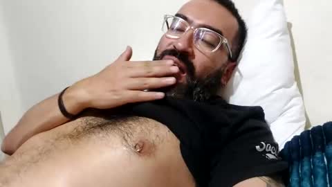 Snapshot of luis2988z chatting on February 2025 01:15:01 AM Hairyman online show from February 2025 01:15:01 AM