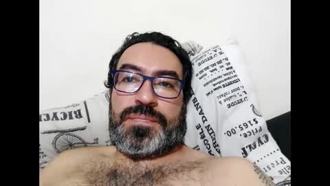 Snapshot of luis2988z chatting on October 2025 04:18:02 AM Hairyman online show from October 2025 04:18:02 AM