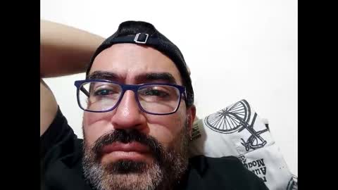 Snapshot of luis2988z chatting on November 2025 04:01:02 AM Hairyman online show from November 2025 04:01:02 AM