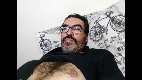 Snapshot of luis2988z chatting on November 2025 03:34:01 AM Hairyman online show from November 2025 03:34:01 AM