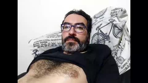 Snapshot of luis2988z chatting on November 2025 02:03:01 AM Hairyman online show from November 2025 02:03:01 AM