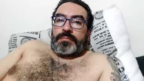 Snapshot of luis2988z chatting on December 2025 04:31:02 AM Hairyman online show from December 2025 04:31:02 AM