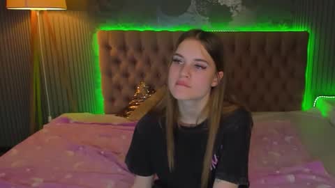 Snapshot of luisaclover chatting on November 2025 02:43:02 PM LuisaClover online show from November 2025 02:43:02 PM