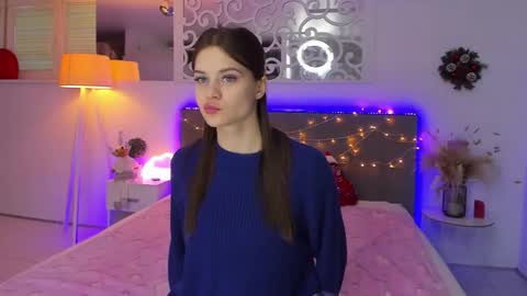 LuisaClover online show from December 2025 01:16:02 PM