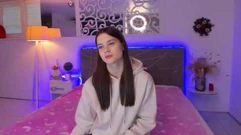 LuisaClover online show from December 2025 01:07:01 PM