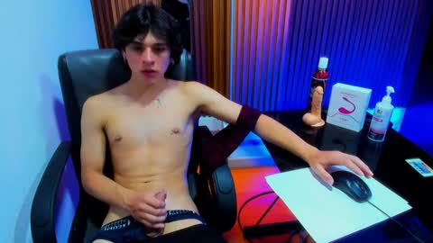 Snapshot of luke_howland chatting on January 2025 09:05:01 PM Luke online show from January 2025 09:05:01 PM