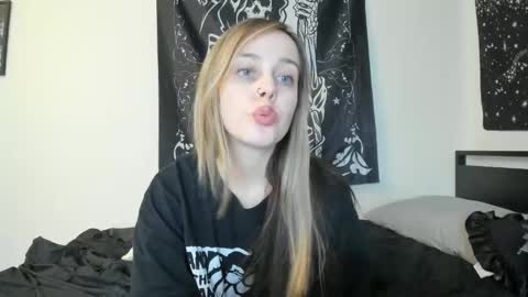 Snapshot of luna_lovelyy chatting on November 2025 01:59:01 AM Luna online show from November 2025 01:59:01 AM