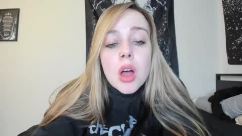 Snapshot of luna_lovelyy chatting on November 2025 06:18:02 AM Luna online show from November 2025 06:18:02 AM