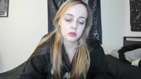 Snapshot of luna_lovelyy chatting on November 2025 01:15:01 AM Luna online show from November 2025 01:15:01 AM