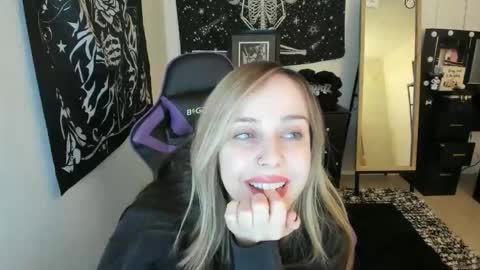 Snapshot of luna_lovelyy chatting on December 2025 05:46:01 AM Luna online show from December 2025 05:46:01 AM