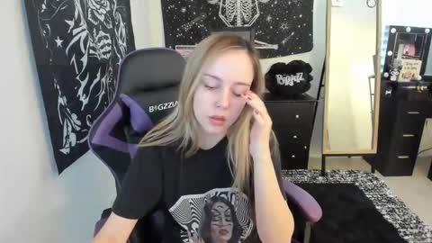 Snapshot of luna_lovelyy chatting on December 2025 06:03:02 PM Luna online show from December 2025 06:03:02 PM