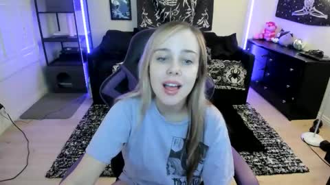 Luna online show from April 2026 07:25:01 PM