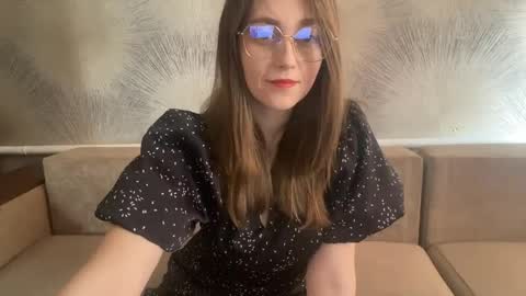 lunafeather online show from April 2026 04:24:01 AM