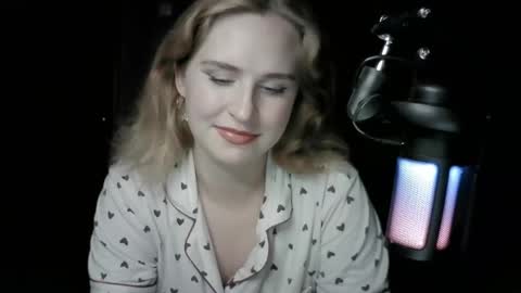 lunamystique_ online show from October 2025 08:39:01 PM