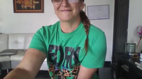 Snapshot of lupitavega_ chatting on October 2025 03:43:01 PM Lupita online show from October 2025 03:43:01 PM