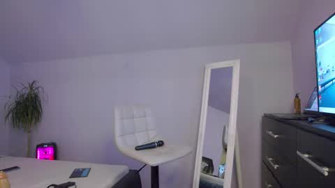 Deea And Chris online show from October 2025 01:36:03 PM