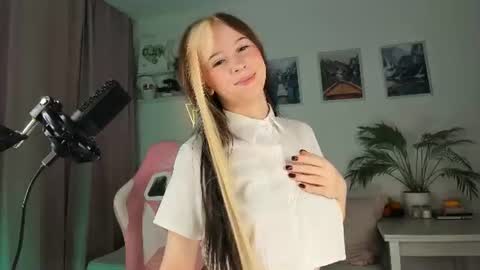 Snapshot of luvienne_sweet chatting on July 2026 03:23:02 AM Luvienne Belle online show from July 2026 03:23:02 AM