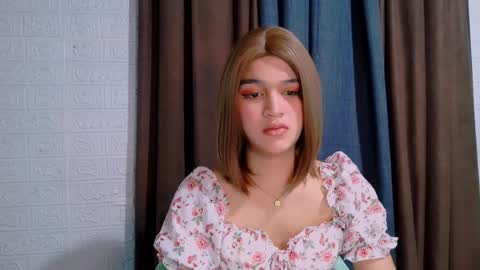 queen lux online show from April 2026 01:48:01 AM