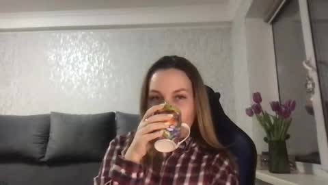 Snapshot of lyeeu25 chatting on March 2025 08:00:01 PM Tina online show from March 2025 08:00:01 PM