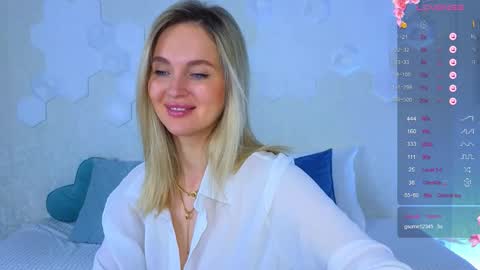 Snapshot of lynna_sparks chatting on November 2025 02:17:02 AM Lana online show from November 2025 02:17:02 AM