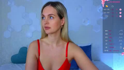 Snapshot of lynna_sparks chatting on December 2025 04:00:02 AM Lana online show from December 2025 04:00:02 AM