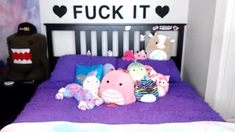 Mackenzie Wolfe online show from November 2025 04:33:01 AM