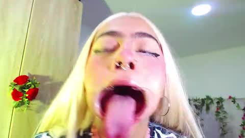 Snapshot of maddiie_and_clyde chatting on November 2025 11:34:02 AM maddiie and clyde online show from November 2025 11:34:02 AM