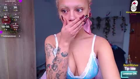 Snapshot of maddiie_and_clyde chatting on December 2025 03:17:02 PM maddiie and clyde online show from December 2025 03:17:02 PM