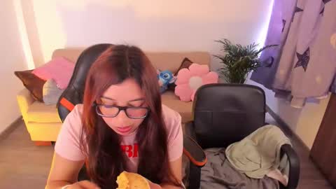 Snapshot of madelaine_taylor chatting on November 2025 03:22:01 PM madelaine_taylor online show from November 2025 03:22:01 PM