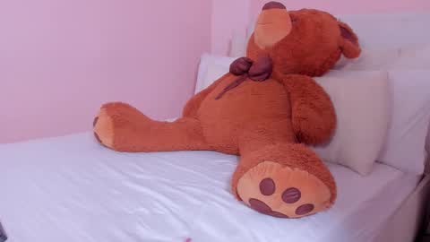 Snapshot of mae_lyra chatting on November 2025 09:37:01 PM Mae Lyra online show from November 2025 09:37:01 PM