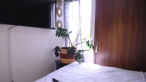 Snapshot of maggie_raver chatting on November 2025 04:07:01 PM maggie online show from November 2025 04:07:01 PM