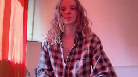 Snapshot of magic_mini_moon chatting on September 2025 09:32:02 AM Mikky or Moon online show from September 2025 09:32:02 AM