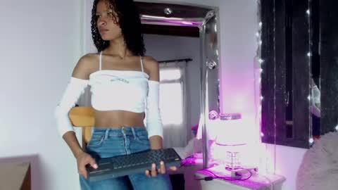 Snapshot of mailyn_gold chatting on April 2026 12:04:01 PM mailyn_gold online show from April 2026 12:04:01 PM
