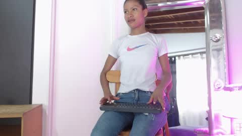 Snapshot of mailyn_gold chatting on May 2026 11:50:02 AM mailyn_gold online show from May 2026 11:50:02 AM