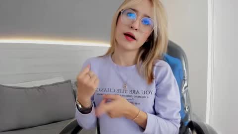 mara_33 online show from December 2025 08:25:01 PM