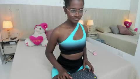 Mara Sinclair online show from June 2026 07:35:02 PM
