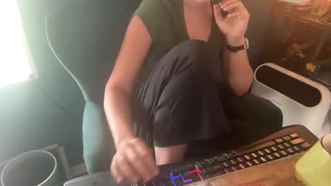 Elle online show from October 2025 04:06:02 PM