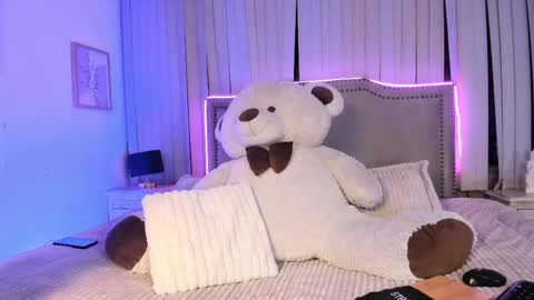 Snapshot of mariana__thompson chatting on June 2026 01:06:01 AM mariana__thompson online show from June 2026 01:06:01 AM
